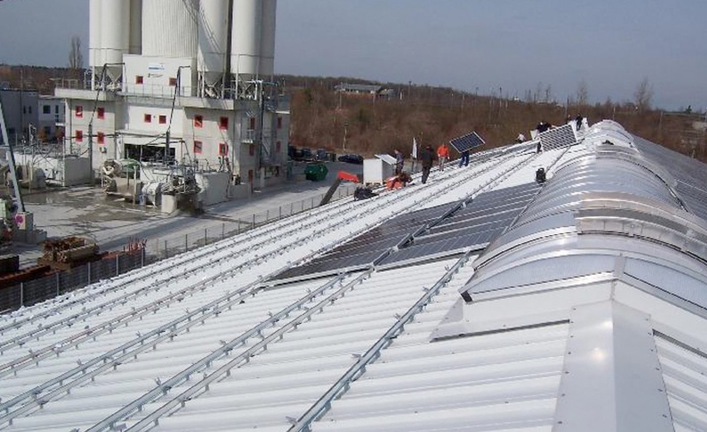 Montage einer Photovoltaik-Anlage auf einem Industriehallendach