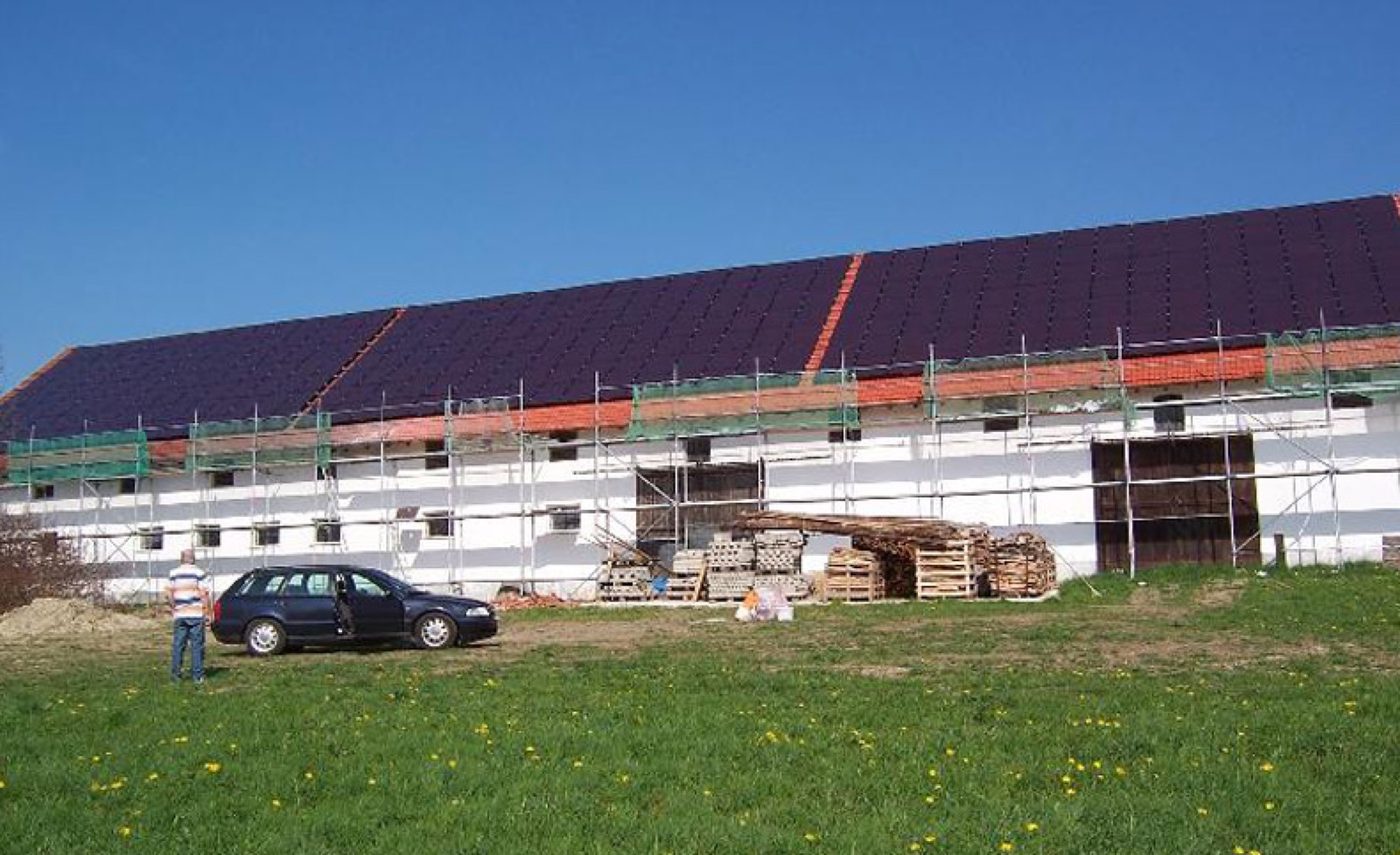 Landwirtschaftliches Gebäude mit großflächiger Photovoltaik-Anlage im Bau