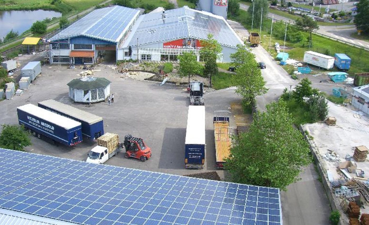 Große Photovoltaik-Anlage auf einem Gewerbedach