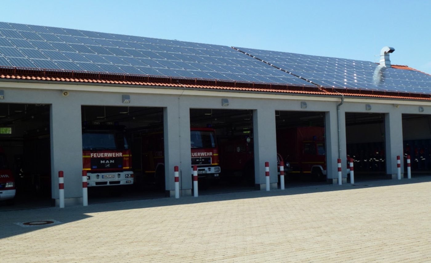 Solaranlage auf dem Dach eines Feuerwehrhauses
